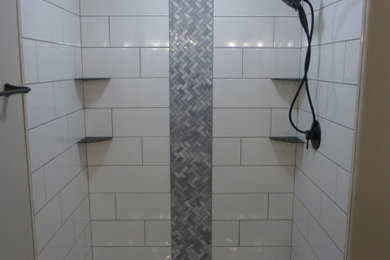 Modelo de cuarto de baño de tamaño medio con baldosas y/o azulejos blancos y baldosas y/o azulejos de cerámica