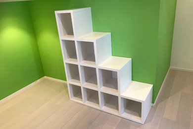 This is an example of a modern kids' room in Tokyo with green walls, plywood floors and grey floor.