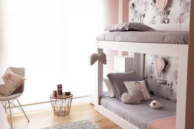 Modelo de dormitorio infantil de 4 a 10 años nórdico con paredes rosas y suelo de madera en tonos medios