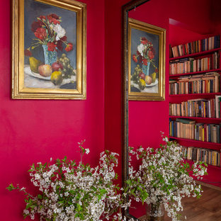 Eklektisk inredning av en mellanstor hall, med rosa väggar och mellanmörkt trägolv