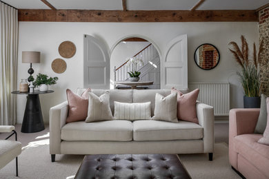 Mittelgroßes, Repräsentatives, Fernseherloses, Abgetrenntes Maritimes Wohnzimmer mit weißer Wandfarbe, Teppichboden, beigem Boden und freigelegten Dachbalken in Hampshire