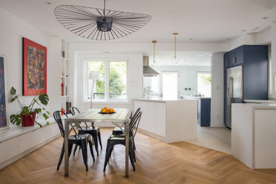 Cette photo montre une grande salle à manger scandinave.