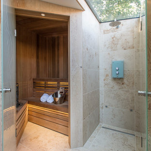 Diseño de sauna contemporánea con baldosas y/o azulejos beige