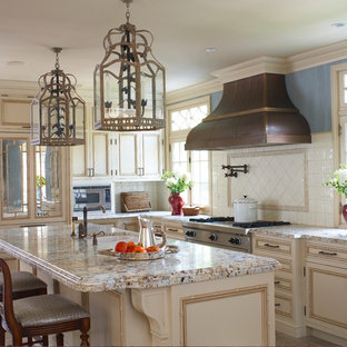 Kolonialstil Küchen mit beigen Schränken Ideen, Design & Bilder