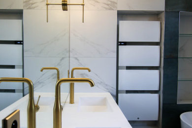 Cette image montre une salle de bain principale et beige et blanche traditionnelle de taille moyenne avec des portes de placard noires, une baignoire posée, une douche à l'italienne, WC suspendus, un carrelage blanc, du carrelage en marbre, un mur vert, un sol en carrelage de céramique, un plan vasque, un plan de toilette en granite, un sol blanc, une cabine de douche à porte coulissante, un plan de toilette blanc, meuble double vasque, meuble-lavabo suspendu, un plafond décaissé et un mur en pierre.