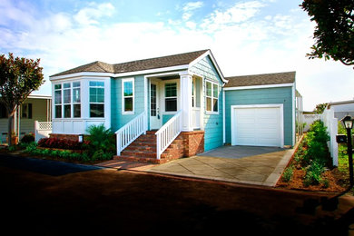Mid-sized beach style exterior home photo in Los Angeles