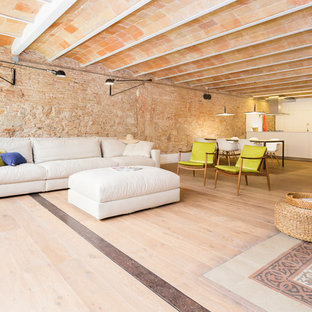 Esempio di un grande soggiorno mediterraneo aperto con pareti bianche, parquet chiaro, TV a parete e pavimento viola