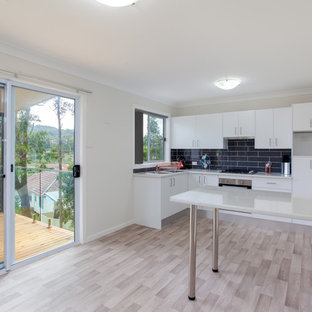 ニューカッスルの中サイズのインダストリアルスタイルのLDKの画像 (ベージュの壁、ラミネートの床、ベージュの床)