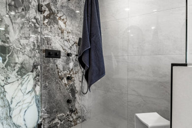 Example of a minimalist bathroom design in Other