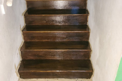 アトランタにある低価格の小さなおしゃれな直階段 (木の蹴込み板、木材の手すり) の写真