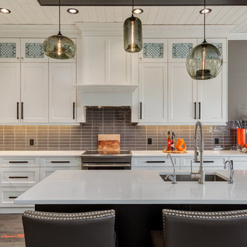 Generous counters with workspace and livingspace aplenty