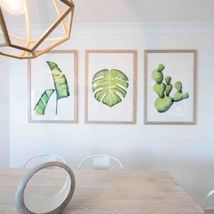 ゴールドコーストの小さいビーチスタイルのLDKの画像 (白い壁、セラミックタイルの床、ベージュの床)