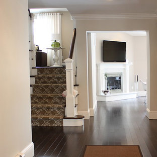 Inredning av en klassisk stor hall, med vita väggar och mörkt trägolv