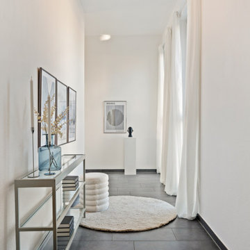 Modernes Home Staging mit klaren Formen und eleganten Farbakzenten