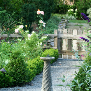 Großer Stilmix Kiesgarten im Sommer, hinter dem Haus mit direkter Sonneneinstrahlung in San Francisco
