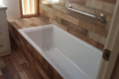 Design ideas for a country bathroom in Melbourne.