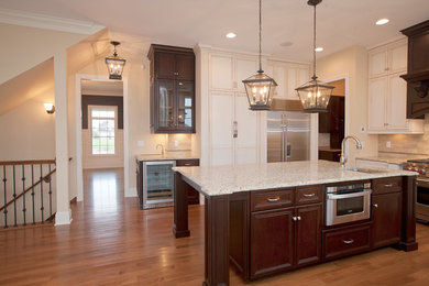 Kitchen - traditional kitchen idea in Chicago