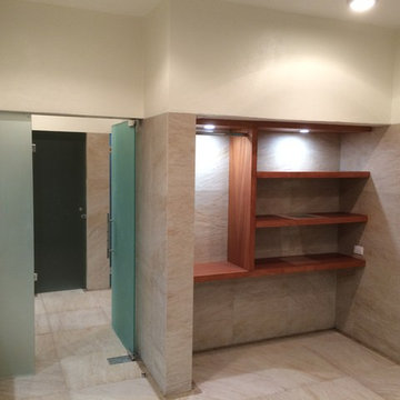 Closet en área de tocadores de madera de cedro.