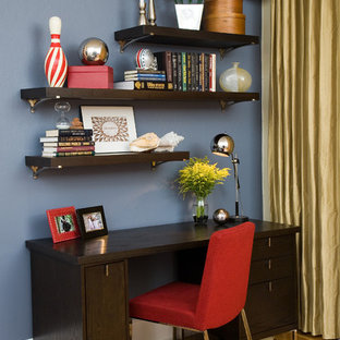 Idéer för ett litet modernt arbetsrum, med blå väggar, mellanmörkt trägolv, ett fristående skrivbord och blått golv