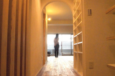 横浜にある北欧スタイルのおしゃれな玄関ホール (白い壁、無垢フローリング、茶色い床、クロスの天井) の写真