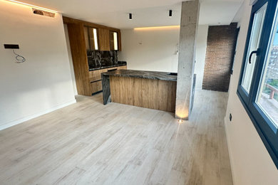 Ejemplo de sala de estar abierta urbana de tamaño medio con paredes beige, suelo de baldosas de porcelana y suelo beige