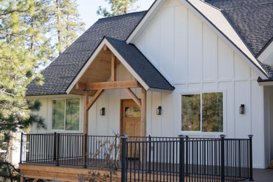 Example of a cottage exterior home design in Los Angeles