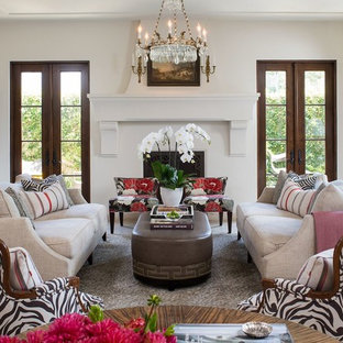 Mittelgroßes, Repräsentatives, Abgetrenntes Mediterranes Wohnzimmer mit weißer Wandfarbe, Travertin, Kamin und verputztem Kaminsims in Santa Barbara