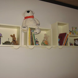 Estanteria con forma de tren en crudo para dormitorio de bebe - Nursery Decor