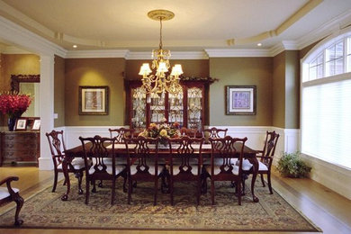 Example of a classic dining room design in Chicago