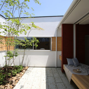 他の地域の中サイズのモダンスタイルのおしゃれな中庭 (半日向、天然石敷き) の写真