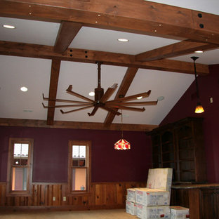 Abgetrennter Mediterraner Hobbyraum mit lila Wandfarbe und Teppichboden in Sonstige