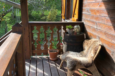 Aménagement d'un balcon avec un auvent et un garde-corps en bois.