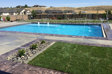 Transitional pool photo in Seattle