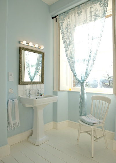 Классический Ванная комната by Velvet & Dash Interiors