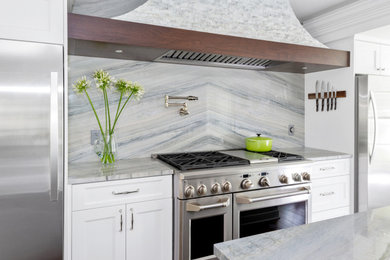 Exempel på ett avskilt, mellanstort klassiskt flerfärgad flerfärgat kök, med en rustik diskho, luckor med infälld panel, vita skåp, bänkskiva i kvartsit, flerfärgad stänkskydd, stänkskydd i sten, rostfria vitvaror, mörkt trägolv och en köksö