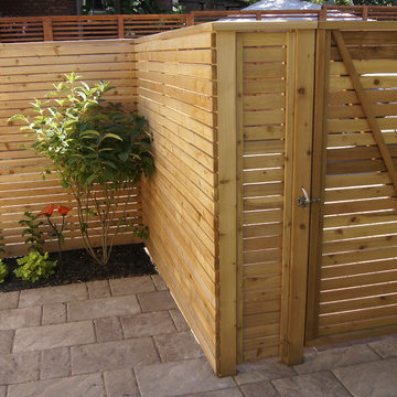Cedar fence in an alley / Clôture en cèdre dans une ruel