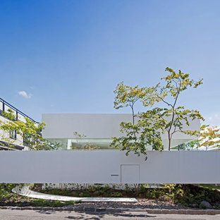 他の地域のモダンスタイルのおしゃれな白い家の写真