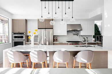 サンフランシスコにある高級な広いコンテンポラリースタイルのおしゃれなキッチン (シングルシンク、白いキッチンパネル、大理石のキッチンパネル、シルバーの調理設備、無垢フローリング、白いキッチンカウンター) の写真