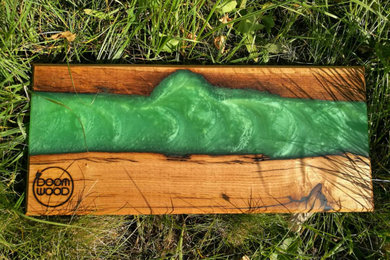 Planche de présentation en chêne rustique et rivière de résine verte.