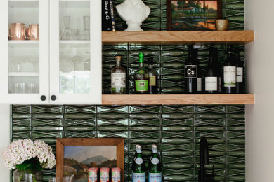 Modelo de bar en casa con fregadero lineal contemporáneo de tamaño medio con fregadero bajoencimera, armarios tipo vitrina, salpicadero gris, salpicadero de azulejos de porcelana y encimeras blancas