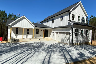 Example of a country home design design in Raleigh