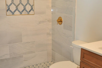 Réalisation d'une salle de bain minimaliste en bois clair de taille moyenne avec un placard avec porte à panneau encastré, une douche à l'italienne, un carrelage gris, des carreaux de céramique, un mur blanc, un sol en carrelage de céramique, un plan de toilette en quartz modifié, un sol bleu, aucune cabine, un plan de toilette blanc, meuble simple vasque et meuble-lavabo encastré.