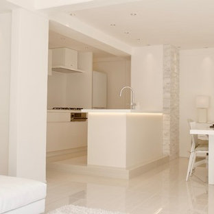 神戸のモダンスタイルのLDKの画像 (白い壁、マルチカラーの床)