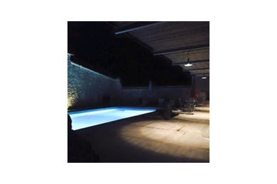 Imagen de piscina de estilo de casa de campo de tamaño medio rectangular