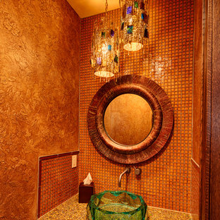 Diseño de aseo rústico, pequeño, con lavabo sobreencimera, encimera de vidrio reciclado, baldosas y/o azulejos naranja, baldosas y/o azulejos en mosaico y parades naranjas
