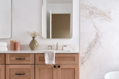 Foto de cuarto de baño principal y de pie contemporáneo grande con armarios estilo shaker, bañera exenta, bidé y lavabo bajoencimera
