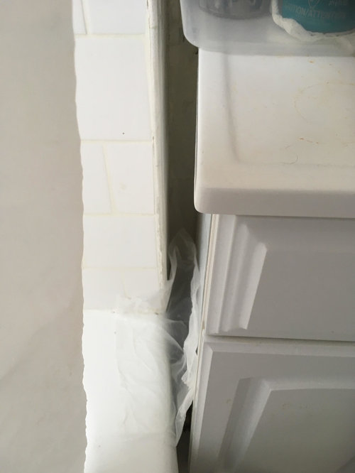 Space between tub and vanity