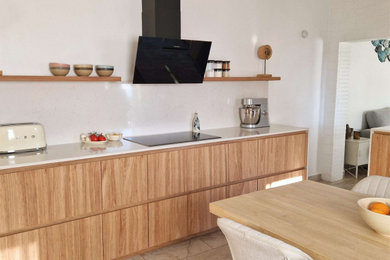 Imagen de cocina comedor lineal mediterránea de tamaño medio con encimeras blancas