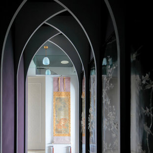 Foto di un ingresso o corridoio etnico con pareti viola e pavimento beige