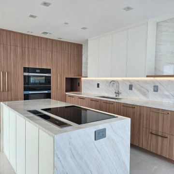 Woodline Flatpanel with Slim-shaker Off-white Kitchen